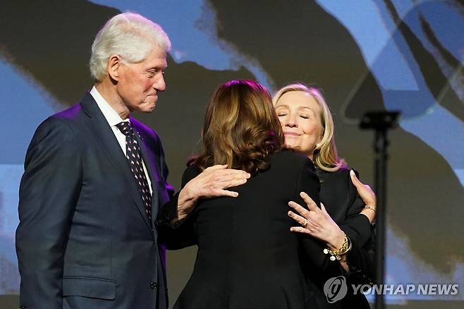 포옹하는 해리스 미국 부통령과 힐러리 클린턴 [로이터 연합뉴스 자료사진. 재판매 및 DB 금지]