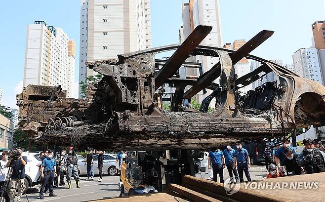 옮겨지는 화재 발생 전기차 (인천=연합뉴스) 임순석 기자 = 5일 오후 인천 서구 청라동 아파트 지하 주차장 화재 현장에서 합동 감식을 마친 경찰이 화재가 발생한 전기차를 옮기고 있다. 2024.8.5 soonseok02@yna.co.kr