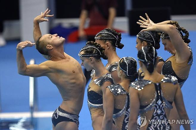 남자 아티스틱 스위밍 선수 빌 메이(왼쪽) [AP=연합뉴스]