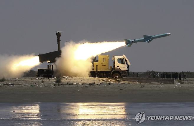 지대함 미사일 발사 훈련을 진행 중인 이란군 [파르스 통신 연합뉴스 자료사진. 재판매 및 DB 금지]