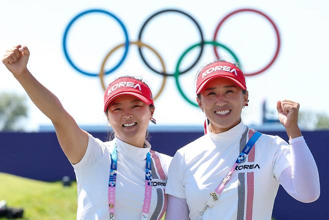 한국 골프 여자대표팀 고진영(왼쪽)과 양희영이 5일(현지시간) 2024 파리올림픽 골프 경기가 열리는 르골프 나쇼날에서 연습라운드를 마친 뒤 오륜 마크 앞에서 선전을 다짐하고 있다. (사진=연합뉴스)