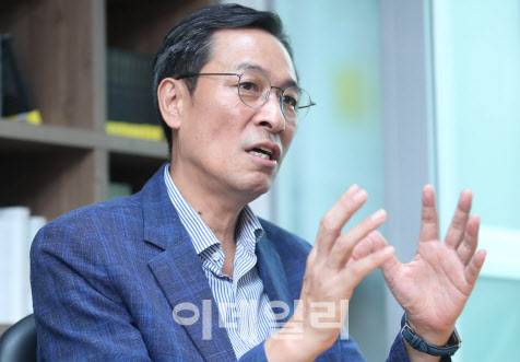 [이데일리 노진환 기자] 우상호 전 더불어민주당 의원이 26일 서울 마포구 대흥동 사무실에서 이데일리와 인터뷰를 하고 있다.