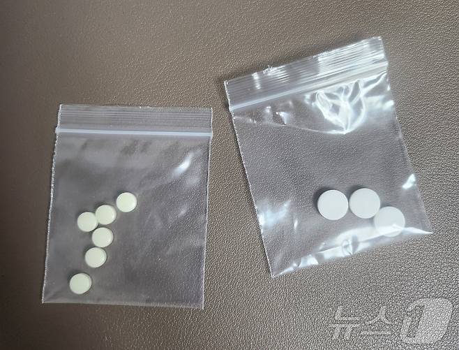 온라인 사이트에서 5분 만에 거래 성사돼 나흘 만에 우편물로 받은 미프진. 미소프리스톨 6정(왼쪽), 미페프리스톤 3정이다. 흔히 미페프리스톤과 미소프리스톨을 합쳐 '미프진'이라고 부른다. 2024.5.30.ⓒ News1 장성희 기자