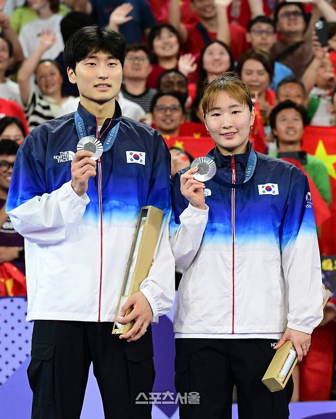 한국 배드민턴 국가대표 김원호-정나은 조가 2일(한국 시간) 프랑스 파리 포르트 드 라 샤펠 경기장에서 열린 2024 파리올림픽 혼성 복식 결승전에서  중국의 정쓰웨이-황야충 조에 패하며 은메달을 딴 뒤 메달을 내보이며 기념촬영을 하고 있다. 파리 | 박진업 기자 upandup@sportsseoul.com