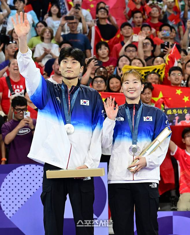 한국 배드민턴 국가대표 김원호-정나은 조가 2일(한국 시간) 프랑스 파리 포르트 드 라 샤펠 경기장에서 열린 2024 파리올림픽 혼성 복식 결승전에서  중국의 정쓰웨이-황야충 조에 패하며 은메달을 딴 뒤 메달을 목에 걸고  관중들에게 인사를 하고 있다.  2024. 8. 2.  파리 | 박진업 기자 upandup@sportsseoul.com