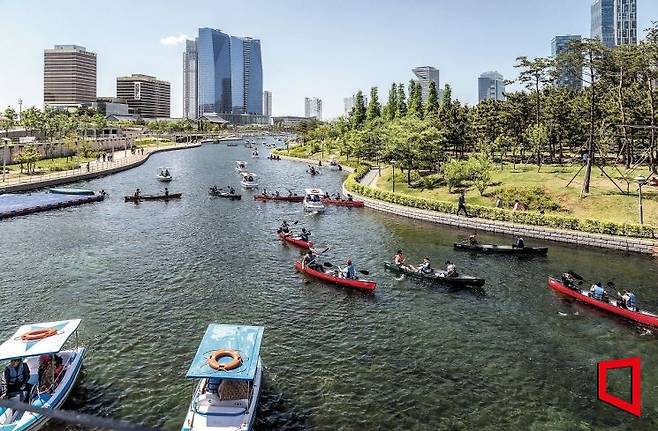 송도센트럴파크 인공호수에서 시민들이 수생택시를 즐기고 있다. [사진 제공=인천경제자유구역청]