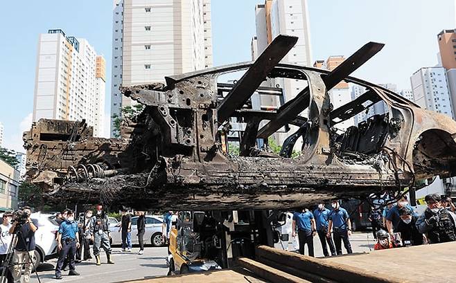 지난 1일 인천 청라 지하 주차장의 대형 화재가 시작된 벤츠 전기차의 차체가 검게 그을리고 뼈대만 남은 채 지난 5일 현장에서 옮겨지고 있다. 이 전기차에는 세계 10위 중국 기업 ‘파라시스(Farasis)’의 배터리가 탑재돼 있어 고급차 대명사 벤츠가 왜 이런 선택을 했는지 의문이 일고 있다. /연합뉴스