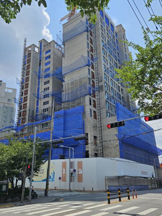 7일 현재 공정률 65%로 공사가 진행 중인 대전 낭월동 '다가온' 모습. 김소연 기자