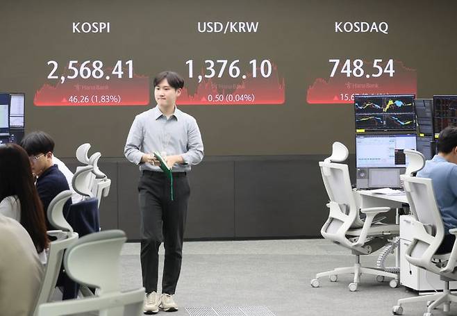 7일 서울 중구 하나은행 본점 딜링룸 모습. ⓒ연합뉴스