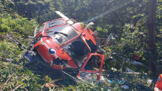 7일 오전 9시 32분 경남 하동군 고전면 고하리 야산에 추락한 산림청 소속 항공방제 헬기. 경남소방본부 제공