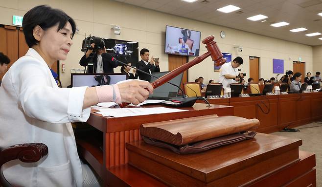 더불어민주당 소속 최민희 과학기술정보방송통신위원회 위원장이 14일 국회에서 열린 전체회의를 주재하고 있다. 사임계를 제출한 국민의힘 소속 위원들의 빈 자리가 보인다. 연합뉴스