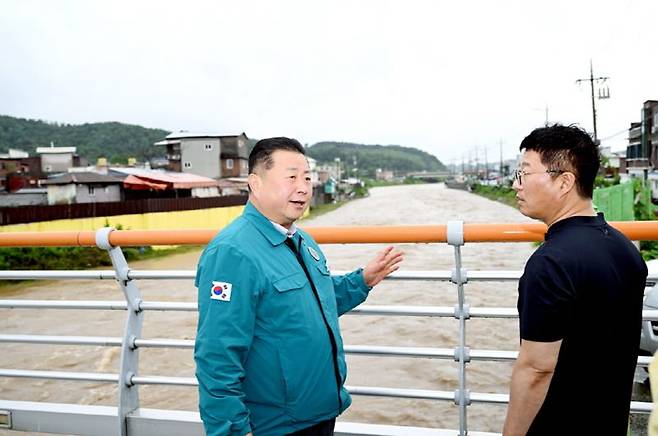 김경일 파주시장이 7월 집중호우가 내린 지역을 찾아 현장을 점검하고 있다. /파주시 제공