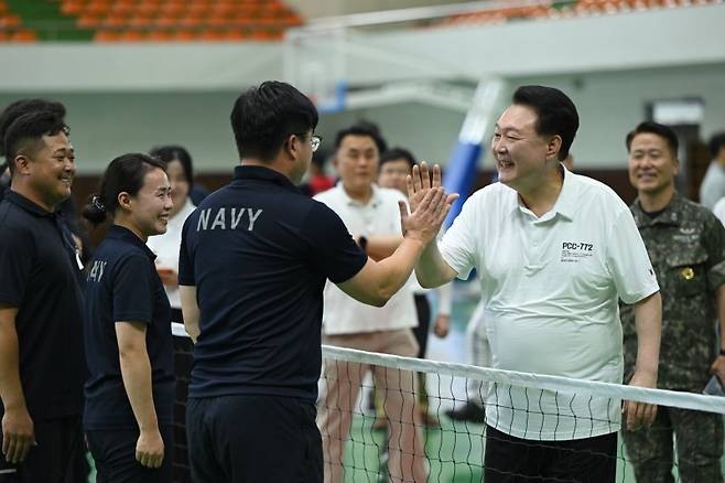 여름 휴가중인 윤석열 대통령이 7일 경남 창원시 해군 진해기지사령부 체육관를 찾아 장병과 하이파이브 하고 있다. (사진=대통령실 제공) /사진=뉴시스화상