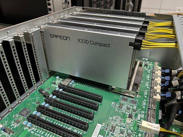 사피온이 개발한 AI반도체 'X330'. 사피온 제공
