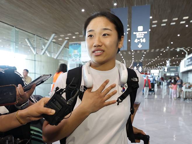 <yonhap photo-0487=""> 취재진 질문에 답하는 안세영 (파리=연합뉴스) 임화영 기자 = 2024 파리올림픽 배드민턴 여자 단식에서 금메달을 차지한 안세영이 6일(현지시간) 프랑스 샤를 드골 공항을 통해 출국하며 취재진의 질문에 답하고 있다. 2024.8.7 hwayoung7@yna.co.kr/2024-08-07 01:20:06/ <저작권자 ⓒ 1980-2024 ㈜연합뉴스. 무단 전재 재배포 금지, AI 학습 및 활용 금지></yonhap>