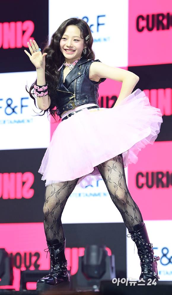 '귀여운 막내 매력' 그룹 유니스(UNIS) 임서원이 6일 오후 서울 광진구 예스24 라이브홀에서 열린 첫 싱글앨범 '큐리어스'(CURIOUS) 쇼케이스에 참석해 포토타임을 갖고 있다. [사진=정소희 기자]