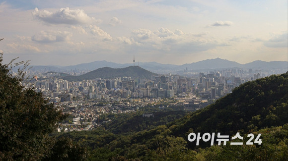 서울 종로구 북악산에서 바라본 서울 아파트 전경 [사진=이수현 기자]