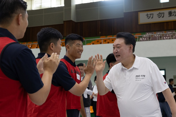 여름 휴가중인 윤석열 대통령이 7일 경남 창원시 해군 진해기지사령부 체육관를 찾아 해군 및 해병대 장병들을 격려하며 하이파이브 하고 있다. 2024.08.07. [사진=대통령실]