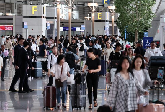 여름휴가철인 지난달 21일 오전 인천국제공항 제1여객터미널 출국장이 이용객들로 북적이고 있다.  인천국제공항공사에 따르면 올 상반기 3404만 8517명이 공항 국제선을 이용했다. 뉴스1