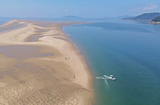 드론으로 본 풀등 전경. 완전히 드러나면 길이 7㎞ 정도, 폭 1㎞ 정도이며 면적이 30만 평쯤 된다.