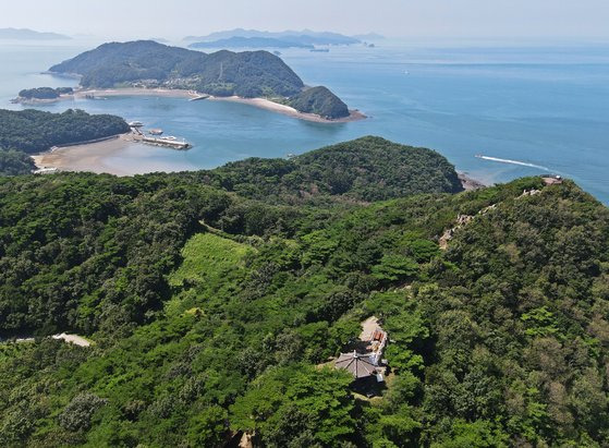 부아산 전경. 앞쪽으로 정자가 있는 봉수대에서 정상으로 이어진 능선이 보인다. 정상에서 바다 건너가 소이작도이고, 그 뒤로 덕적도 일대 섬들이 보인다.