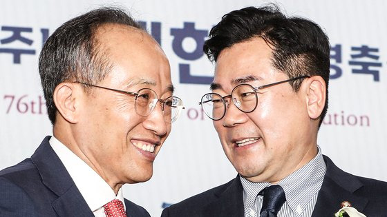 박찬대 더불어민주당 당대표 직무대행(오른쪽)과 추경호 국민의힘 원내대표가 7월 17일 국회에서 열린 제76주년 제헌절 경축식에서 웃으며 대화하고 있다. 국회사진기자단