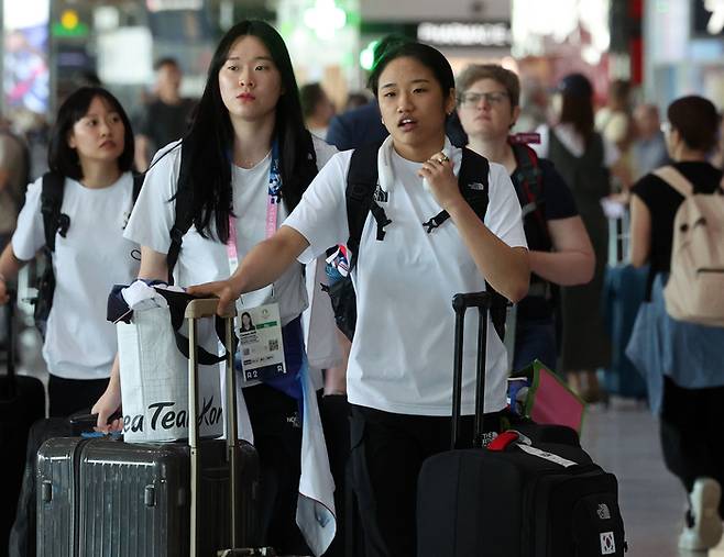 2024파리올림픽 단식에서 금메달을 수확한 배드민턴 국가대표팀 안세영이 6일(현지시간) 프랑스 파리 샤를 드골 공항을 통해 귀국길에 오르고 있다. 2024.8.6 파리=올림픽사진공동취재단/KIM