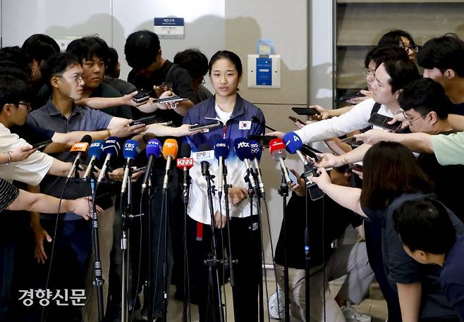 논란 속 귀국 파리 올림픽 배드민턴 여자 단식에서 금메달을 따낸 뒤 대표팀 운영 등에 대해 작심 발언을 한 안세영이 7일 인천공항을 통해 귀국해 취재진 질문에 답하고 있다. 문재원 기자 mjw@kyunghyang.com