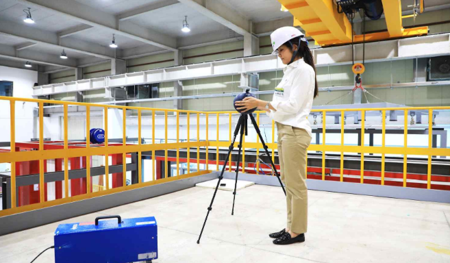 LH 토지주택연구원이 층간소음(중량충격음)을 측정하는 모습. LH