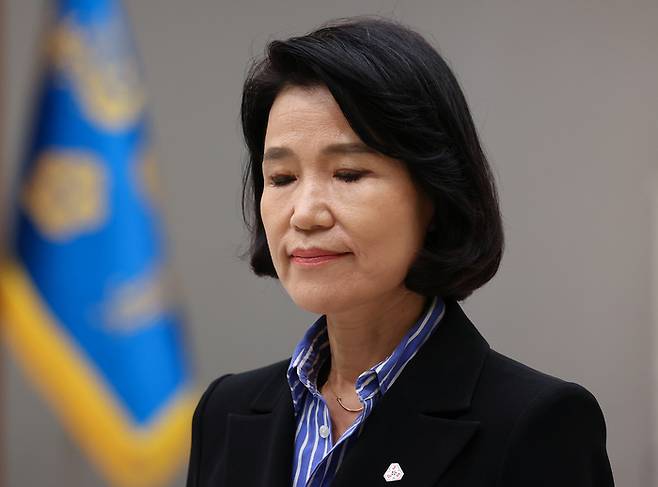 이진숙 방송통신위원장이 지난 1일 서울 용산 대통령실 청사에서 열린 임명장 수여식에 참석해 행사 시작을 기다리고 있는 모습. 민주당은 방통위원 2인 체제에서 이 위원장이 공영방송 이사진 선임을 의결한 것을 문제 삼아 지난 2일 국회 본회의에서 이 위원장에 대한 탄핵안을 가결했다.  [사진 출처 = 연합뉴스]