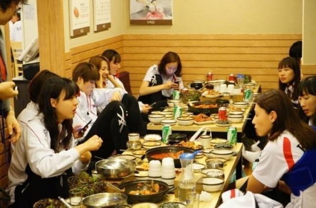 2014 인천아시안게임에서 금메달을 딴 여자 배구 대표팀이 김치찌개집에서 회식을 해 일었던 홀대 논란이 재조명 되고 있다. [사진 출처 = 온라인 커뮤니티]