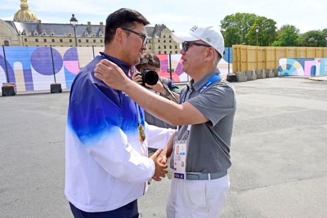 정의선 현대차그룹 회장이 지난 4일(현지시간) 파리 올림픽 양궁 3관왕에 오른 김우진을 축하하고 있다. [사진출처=대한양궁협회]