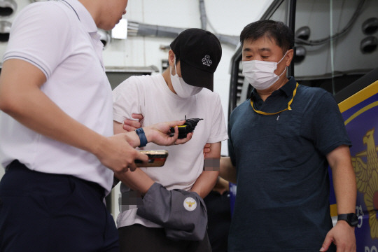 지난달 19일 오전 경기 의정부경찰서에서 경찰이 관원인 5세 아동을 심정지 의식불명 상태에 빠지게 한 혐의로 구속된 태권도 관장 A씨를 의정부지검으로 송치하고 있다. 연합뉴스