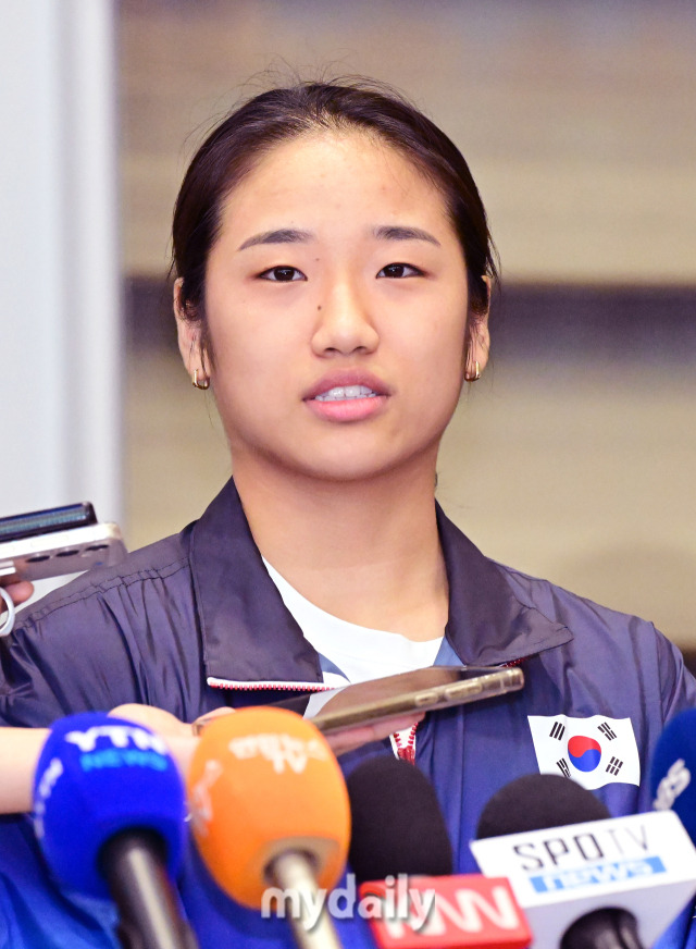 2024년 8월 7일 여자 배드민턴 세계랭킹 1위 안세영이 ' 2024 파리올림픽' 배드민턴 여자 단식 결승전에서 중국 허빙자오를 2-0(21-13, 21-16)으로 꺽고 금메달을 걸고 인천국제공항으로 귀국했다.안세영이 많은 취재진 앞에서 인터뷰를 하고 있다.//인천공항=곽경훈 기자 kphoto@mydaily.co.kr