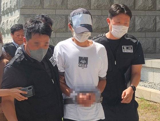 지난해 8월 과거 스승이었던 고교 교사를 흉기로 찌른 혐의로 현행범 체포된 20대 남성 A씨가 구속 전 피의자 심문(영장실질심사)에 출석하고 있다. [연합]