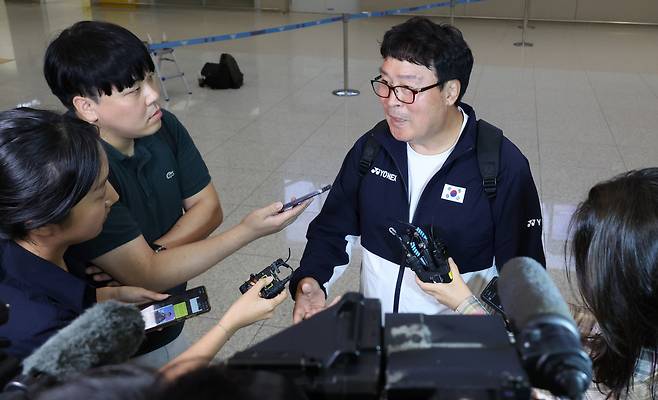 7일 귀국한 김택규 대한배드민턴협회장이 인천공항에서 기자들의 질문에 답하고 있다. 파리올림픽에 동행한 김 회장은 선수단보다 먼저 돌아왔다. [연합]