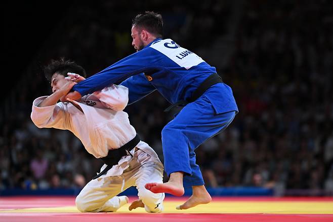 -73kg급 안바울이 3일(현지시간) 프랑스 파리 샹 드 마르스에서 열린 2024파리올림픽 유도 혼성 단체전 동메달 결정전에 출전해 독일 이고르 완드케와 마지막 대장전을 펼치고 있다. [파리=이상섭 기자]