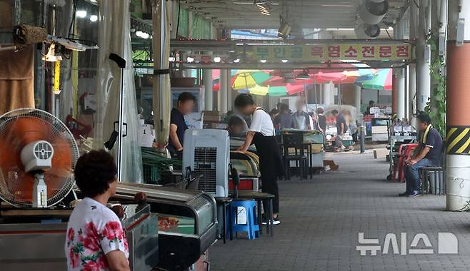 [성남=뉴시스] 김금보 기자 = 개식용종식법 시행일인 7일 오전 '모란 흑염소 특화거리'로 이름을 바꾼 경기 성남시 모란시장 보신탕거리가 한산한 모습을 보이고 있다.'개의 식용 목적의 사육·도살 및 유통 등 종식에 관한 특별법 시행령안' 시행에 따라 정부는 오는 2027년 2월 7일까지 3년의 유예기간을 두고 개 식용 업계에 전·폐업을 지원한다. 2024.08.07. kgb@newsis.com