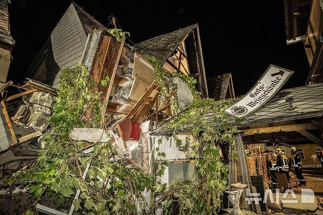 [크뢰프=AP/뉴시스] 7일(현지시각) 독일 모젤강변 소도시 크뢰프의 한 호텔이 무너져 현재까지 1명이 숨졌으며 어린이를 포함해 8명이 건물 안에 갇힌 것으로 추정됐다. 사고 원인은 밝혀지지 않았으나 당시 목격자들은 '펑'하는 소리와 함께 먼지 구름을 봤다고 전했다. 2024.08.07.