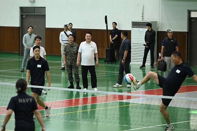 [서울=뉴시스]  조수정 기자 = 여름 휴가중인 윤석열 대통령이 7일 경남 창원시 해군 진해기지사령부 체육관를 찾아 장병들의 경기를 관전하고 있다. (사진=대통령실 제공) 2024.08.07. photo@newsis.com *재판매 및 DB 금지