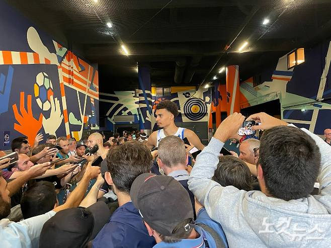 프랑스의 빅터 웸반야마가 경기 후 전 세계 취재진과 인터뷰를 하고 있다. 노컷뉴스