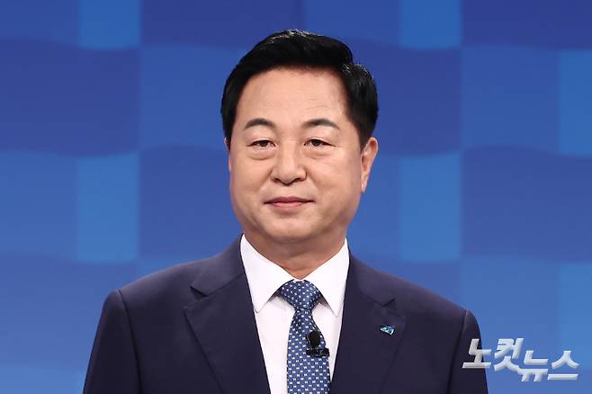 더불어민주당 김두관 당대표 후보가 6일 서울 양천구 SBS 목동스튜디오에서 방송토론회를 준비하고 있다. 국회사진취재단