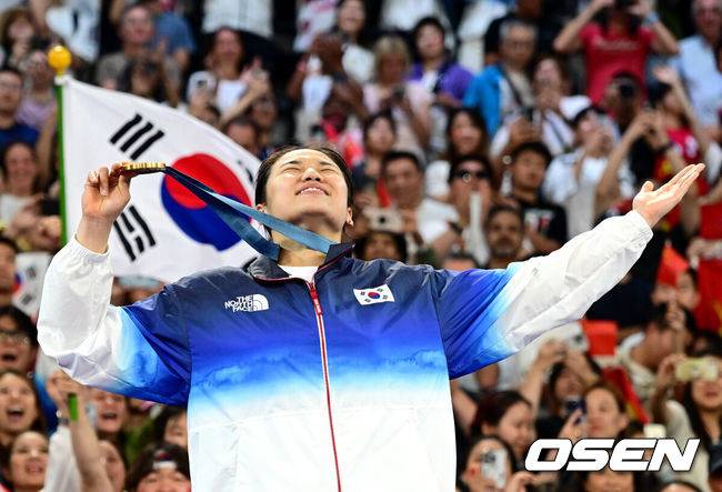 [OSEN=파리(프랑스), 최규한 기자] 5일(한국시간) '셔틀콕 여제' 안세영(22, 삼성생명)이 꿈에 그리던 올림픽 금메달을 목에 걸었다.세계 랭킹 1위 안세영은&nbsp;5일 오후(이하 한국시간) 프랑스 파리 포르트 드 라샤펠 경기장에서 열린 2024 파리올림픽 배드민턴 여자 단식 결승전에서 랭킹 9위 허빙자오(중국)를 2-0으로 꺾고 금메달을 획득 했다. &nbsp;한국 안세영이 금메달과 함께 기뻐하고 있다. 2024.08.05 / dreamer@osen.co.kr