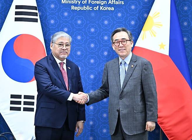 7일 조태열 외교부 장관(오른쪽)과 엔리케 마날로 필리핀 외교장관이 서울 종로구 외교부 청사에서 만나 인사를 나누고 있다. 외교부 제공