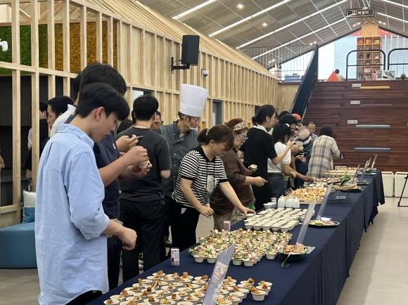 지난달 24일 지평선새마루 복합문화공간에서 열린 맛보자고 시식 품평회에서 시민들이 음식을 시식하고 있다. 김제시 제공