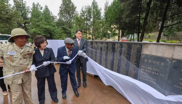 에티오피아 6·25 참전용사 2482명 명비 제막 - 6·25전쟁 참전국인 에티오피아에 참전용사 2482명의 이름을 새긴 명비가 세워졌다. 에티오피아는 6·25전쟁 당시 3518명을 파병한 것으로 알려졌지만 1970년대 말 공산주의 정권이 들어서면서 참전 기록이 소실돼 정확한 명단을 확인하기 어려웠다. 국가보훈부는 지난해 7월부터 확인 작업을 거쳐 참전 기념비 옆에 참전용사 이름을 알파벳순으로 새긴 명비를 제작했다. 사진은 5일(현지시간) 에티오피아 아디스아바바에서 열린 명비 제막식 모습. 왼쪽부터 테페라 느구세 에티오피아 6·25전쟁 참전용사협회 부회장, 강정애 보훈부 장관, 으스티파노스 겝레메스겔 참전용사협회장, 정강 주에티오피아 대사. 국가보훈부 제공