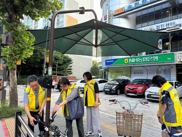 서울 양천구 지역자율방재단이 건널목에 설치된 그늘막 상태를 점검하고 있다. 양천구 제공