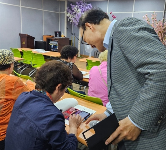 서울 강서구에서 진행하는 중장년층을 위한 ‘강서 스마트한교실’에서 한 어르신이 스마트폰 사용법을 배우고 있다. 강서구 제공