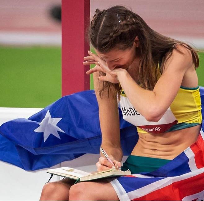 2024파리올림픽 육상 여자 높이뛰기 은메달리스트 니콜라 올리슬레져스의 루틴은 독서다. 2019년부터 매 점프마다 책에 점수를 1~10까지 매기거나 멘탈 안정에 도움이 되는 구절들을 적고 읽어왔다.&nbsp;&nbsp;사진출처｜니콜라 올리슬레져스 공식 SNS