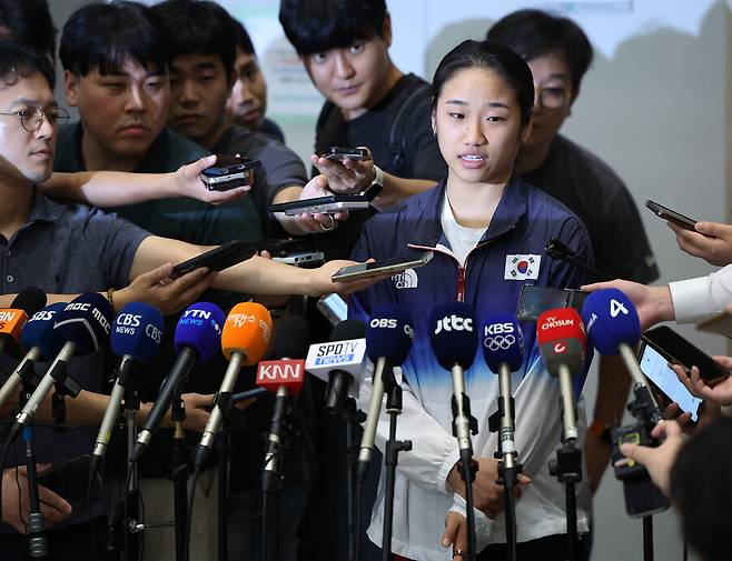 ▲ 대한배드민턴협회는 7일 보도자료를 통해 안세영 주장을 반박했다. 협회는 "빠른 시일 내에 국가대표팀 코칭스태프와 안세영 등 국가대표 선수들과 면담을 진행하고 ‘진상조사위원회’를 꾸려 소상히 그 내용과 문제점을 파악하여 선수들을 보호할 수 있는 적절한 조치를 위할 것을 약속한다"라고 밝혔다. 이어 "안세영은 올림픽을 준비하는 과정에서 올림픽 참가자격을 획득하고 1번 시드를 획득, 유지하기 위해서 최선을 다했다. 협회에서는 국제대회에 참가하는 과정에서 몸 상태를 고려하지 않고 선수의 대회 참가 여부 의사를 무시한 채 무리하게 국제대회에 참가시킨 대회는 없었다"라고 덧붙였다. ⓒ연합뉴스